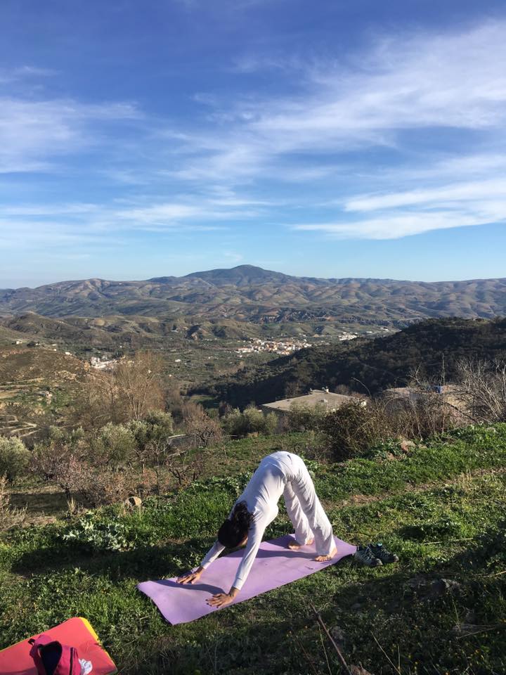Yoga con vistas de las montanas